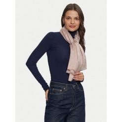 Chusta Guess. Czerwone szaliki i chusty damskie Guess, z aplikacjami. Za 289.99 zł.