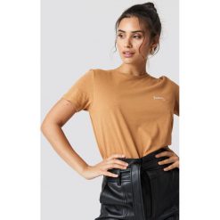 NA-KD T-shirt basic z haftem Honey - Brown,Beige. T-shirty damskie marki NA-KD. Za 72.95 zł.