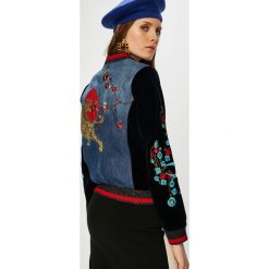 Desigual - Kurtka bomber. Czarne kurtki damskie Desigual, z aplikacjami, z bawełny. W wyprzedaży za 479.90 zł.