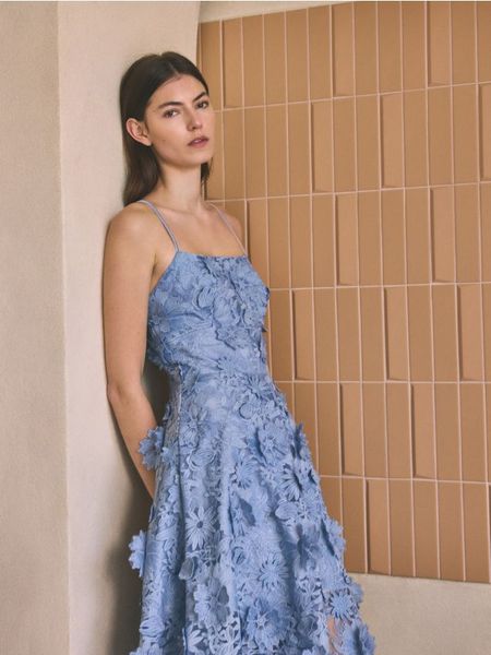 Sukienka z kwiatową aplikacją - jasnoniebieski. Niebieskie sukienki damskie Reserved, l, z aplikacjami, z tkaniny, bez kołnierzyka, bez ramiączek, rozkloszowane. W wyprzedaży za 159.99 zł.