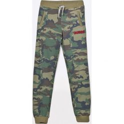 Guess Jeans - Spodnie dziecięce 118-175 cm. Spodnie sportowe dla chłopców marki Guess Jeans. W wyprzedaży za 139.90 zł.