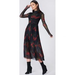 NA-KD Trend Siateczkowa sukienka midi z długim rękawem - Black,Multicolor. Sukienki damskie marki NA-KD Trend. W wyprzedaży za 85.36 zł.