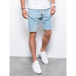 Podwinięte jeansowe krótkie spodenki męskie z przeszyciami – jasnoniebieskie V1. Niebieskie szorty męskie Ombre Clothing, na lato, m, bez wzorów, z bawełny. W wyprzedaży za 49.99 zł.