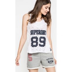 Superdry - Top. Szare topy damskie Superdry., z nadrukiem, z bawełny, z okrągłym kołnierzem, bez rękawów. W wyprzedaży za 69.90 zł.