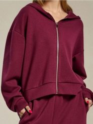 Rozpinana bluza z kapturem soft touch - czerwony. Czerwone bluzy damskie Sinsay, l, bez wzorów, z dzianiny, z kapturem. Za 59.99 zł.