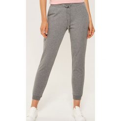 Dresowe joggery - Szary. Szare spodnie dresowe damskie House, z dresówki. Za 59.99 zł.