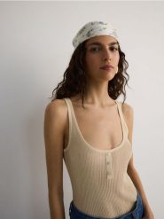 Jedwabna apaszka w autorski wzór - wielobarwny. Szaliki i chusty damskie Reserved, bez wzorów, z jedwabiu. W wyprzedaży za 159.99 zł.