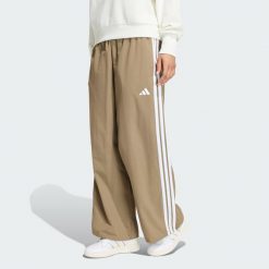 Kultowe spodnie dresowe z szerokimi nogawkami z regulowanymi wiązaniami. Białe spodnie dresowe damskie Adidas, s, bez wzorów, z dresówki. Za 279.00 zł.