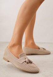 Beżowe Mokasyny z Imitacji Zamszu z Ozdobną Perforacją i Frędzlami Yenone. Brązowe mokasyny damskie Born2be, z jeansu, biznesowe. Za 89.99 zł.