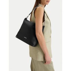 Torebka Lasocki. Czarne torebki do ręki damskie Lasocki, bez wzorów, klasyczne, bez dodatków. Za 169.99 zł.