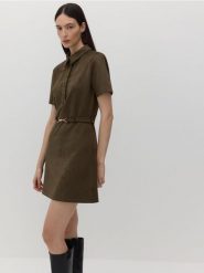 Sukienka z imitacji zamszu - ciemnozielony. Zielone sukienki damskie Reserved, na co dzień, l, bez wzorów, bez kołnierzyka, bez ramiączek, proste. W wyprzedaży za 69.99 zł.