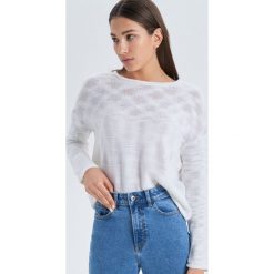 Ażurowy sweter oversize - Biały. Swetry damskie Cropp. W wyprzedaży za 19.99 zł.