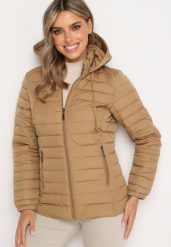 Ciemnobeżowa Pikowana Kurtka z Kapturem i Sznurkami Miviana. Brązowe kurtki damskie Born2be, l, bez wzorów, z jeansu, z kapturem. Za 79.99 zł.