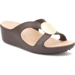 Klapki CROCS - Sanrah Hammered Circle Wedge W 205047 Espresso/Gold. Brązowe klapki damskie Crocs, z tworzywa sztucznego. W wyprzedaży za 159.00 zł.
