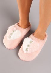 Różowe Kapcie na Grubej Podeszwie z Serduszkiem i Cyrkoniami Laoreina. Czerwone kapcie damskie Born2be, bez wzorów, z jedwabiu. Za 29.99 zł.