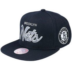 Czapka z daszkiem męska do koszykówki Mitchell & Ness NBA Brooklyn Nets. Czarne czapki i kapelusze męskie Mitchell & Ness, bez wzorów, sportowe. Za 149.00 zł.
