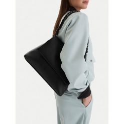 Torebka JENNY. Czarne torebki do ręki damskie Jenny, bez wzorów, klasyczne, bez dodatków. Za 119.99 zł.