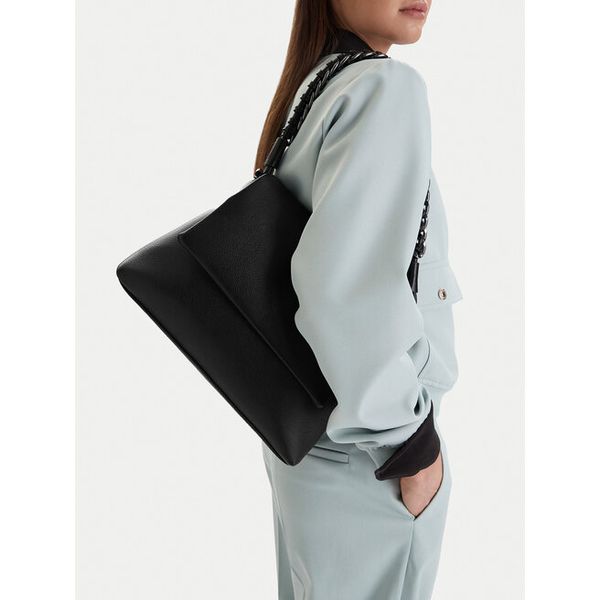 Torebka JENNY. Czarne torebki do ręki damskie Jenny, bez wzorów, klasyczne, bez dodatków. Za 119.99 zł.