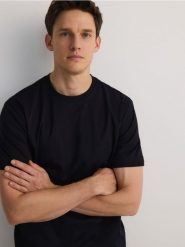 T-shirt regular z merceryzowanej bawełny - czarny. Czarne t-shirty męskie Reserved, l, bez wzorów, z bawełny, bez kołnierzyka. W wyprzedaży za 79.99 zł.