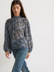 Bluzka we wzór - wielobarwny. Bluzki damskie Reserved, l, bez wzorów, z tkaniny, bez kołnierzyka, bez ramiączek. W wyprzedaży za 39.99 zł.