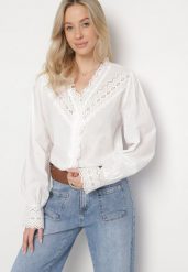Biała Koszula Bawełniana w Stylu Retro ze Stójką i Ażurową Koronką Tulzema. Białe bluzki damskie Born2be, l, z aplikacjami, z bawełny, eleganckie, bez kołnierzyka, bez ramiączek. Za 119.99 zł.