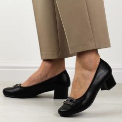 Czarne czółenka damskie na obcasie M.Daszyński Sa233-8. Czarne czółenka damskie M.Daszyński, z aplikacjami, ze skóry, eleganckie, bez obcasa, na obcasie, bez zapięcia. Za 159.00 zł.