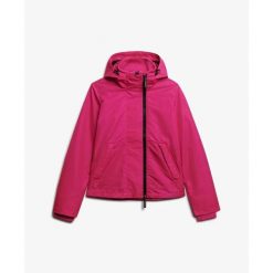 Damska wiatrówka Superdry. Czerwone kurtki sportowe damskie Superdry., bez wzorów, z softshellu, bez kaptura, trekkingowe. W wyprzedaży za 484.15 zł.