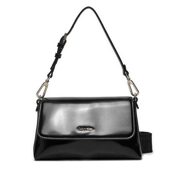 Torebka Calvin Klein. Czarne torebki do ręki damskie Calvin Klein, bez wzorów, klasyczne, bez dodatków. Za 289.99 zł.