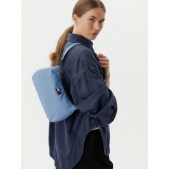Torebka Tommy Jeans. Niebieskie torebki do ręki damskie Tommy Jeans, bez wzorów, z jeansu, klasyczne, bez dodatków. Za 249.99 zł.