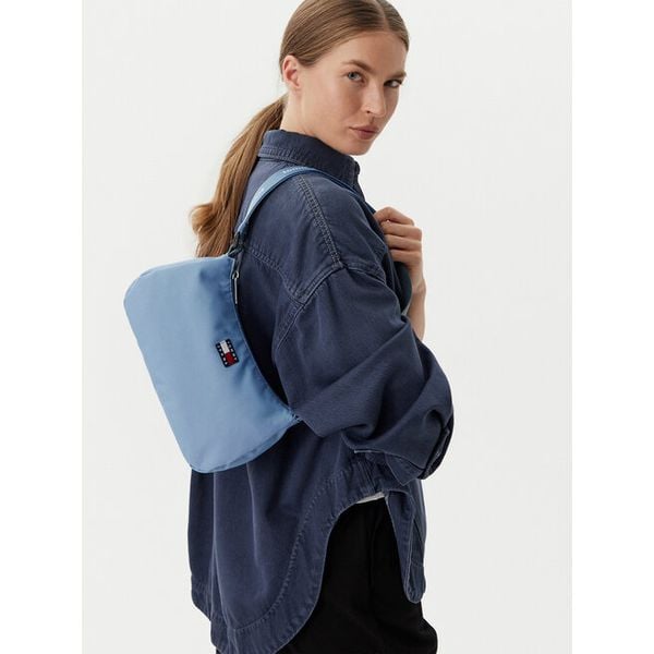 Torebka Tommy Jeans. Niebieskie torebki do ręki damskie Tommy Jeans, bez wzorów, z jeansu, klasyczne, bez dodatków. Za 176.99 zł.
