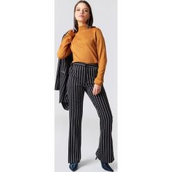 NA-KD Classic Spodnie garniturowe z rozcięciami po bokach - Multicolor,Navy. Niebieskie spodnie materiałowe damskie NA-KD Classic, z haftami, z poliesteru. Za 202.95 zł.