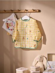 Śliniak Winie the Pooh - żółty. Żółte śliniaki dla dzieci Sinsay, bez wzorów. Za 17.99 zł.