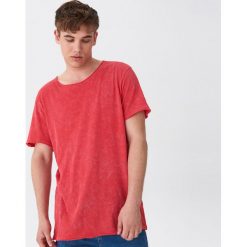 T-shirt w marmurkowy wzór - Czerwony. Czerwone t-shirty męskie House, l, bez wzorów, bez kołnierzyka. W wyprzedaży za 19.99 zł.
