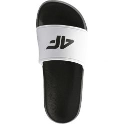 Klapki basenowe damskie KLD001 - głęboka czerń. Klapki damskie 4f, bez wzorów, z materiału, bez obcasa. W wyprzedaży za 49.99 zł.