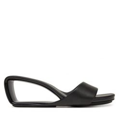 Klapki United Nude. Czarne klapki damskie United Nude, bez wzorów, bez obcasa. Za 829.99 zł.