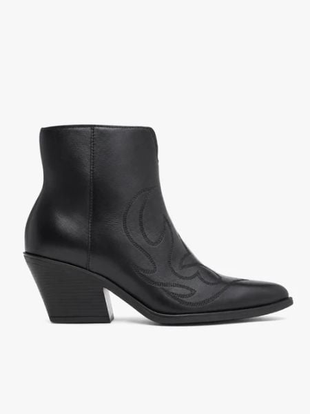 Czarne botki kowbojki z przeszyciami. Czarne botki damskie Brawo sp. z o.o., ze skóry, bez obcasa, na obcasie, bez zapięcia. Za 549.99 zł.