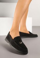 Czarne Mokasyny z Ekozamszu Zdobione Metaliczną Zawieszką Ralselia. Czarne mokasyny damskie Renee, biznesowe. Za 79.99 zł.