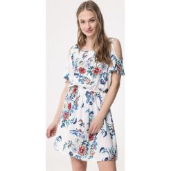 Biała Sukienka Clear Up. Białe sukienki damskie Born2be, na lato, l, bez wzorów, z jeansu, street, bez kołnierzyka, bez ramiączek, mini. Za 39.99 zł.