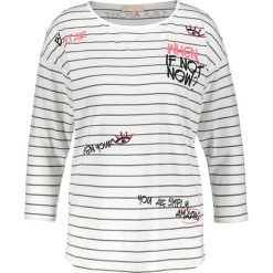 Koszulka w kolorze białym. Białe t-shirty damskie Gerry Weber, z nadrukiem, z bawełny, z okrągłym kołnierzem. W wyprzedaży za 78.95 zł.