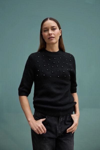 Sweter ozdobiony koralikami czarny. Czarne swetry damskie MOODO, l, bez wzorów, z elastanu, bez kołnierzyka, bez ramiączek, bez kaptura. W wyprzedaży za 44.99 zł.