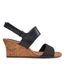 Sandały Clarks. Czarne sandały damskie Clarks, bez wzorów, bez obcasa, na koturnie, bez zapięcia. Za 169.99 zł.