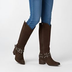 Kozaki damskie Karino, wysoka welurowa cholewka ze skóry i na stabilnym klocku, brązowe, 5784-05-F. Brązowe kozaki damskie Karino, ze skóry, przed kolano, bez obcasa, na obcasie. Za 696.99 zł.