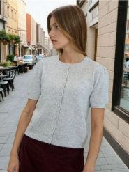 Swetrowa bluzka z krótkim rękawem z domieszką wełny - szary. Szare bluzki damskie Sinsay, l, bez wzorów, z wełny, bez kołnierzyka, bez ramiączek. Za 49.99 zł.