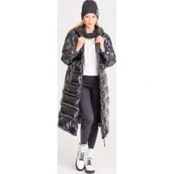 PUCHOWY PŁASZCZ Twinset. Czarne kurtki damskie Twinset, z aplikacjami, z materiału, z kapturem. Za 1,709.00 zł.