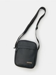 Mała saszetka crossbody z imitacji skóry - czarny. Czarne saszetki męskie Sinsay, ze skóry, sportowe, małe. Za 25.99 zł.