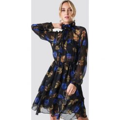 NA-KD Boho Sukienka z marszczoną stójką - Black,Multicolor. Sukienki damskie marki NA-KD Boho. Za 161.95 zł.