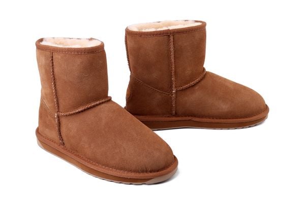 EMU AUSTRALIA W10003 Stinger Mini chestnut, botki damskie. Brązowe botki damskie Emu Australia, ze skóry, bez obcasa, bez zapięcia. Za 562.43 zł.