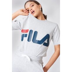 FILA Klasyczny T-shirt z logo - Grey. Szare t-shirty damskie Fila, z nadrukiem, z klasycznym kołnierzykiem. Za 100.95 zł.