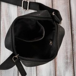 Saszetka męska na ramię skórzana czarna mała Paolo Peruzzi AY-05-HBL. Czarne saszetki męskie z nylonu, eleganckie, małe. Za 119.00 zł.