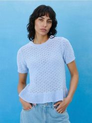 Ażurowy sweter - błękitny. Niebieskie swetry damskie Sinsay, l, w ażurowe wzory, bez kołnierzyka, bez ramiączek, bez kaptura. Za 39.99 zł.